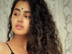 Anupama Parameswaran Photos: వారెవ్వా అనుపమ... అందమంతా అలల్లా ఎగిరే నీ కురుల్లోనే