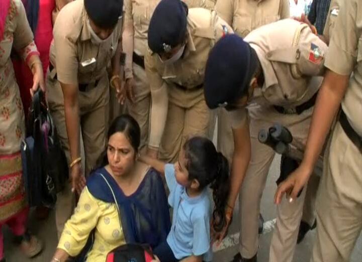 ਤਿੰਨ ਘੰਟੇ ਤੋਂ ਵੱਧ ਸਮਾਂ ਹੋ ਗਿਆ ਸੀ ਜਦੋਂ ਅਧਿਆਪਕ ਮੁੱਖ ਮੰਤਰੀ ਨਿਵਾਸ ਦੇ ਸਾਹਮਣੇ ਧਰਨਾ ਦੇ ਰਹੇ ਸਨ, ਜਿਸ ਤੋਂ ਬਾਅਦ ਚੰਡੀਗੜ੍ਹ ਪੁਲਿਸ ਉਨ੍ਹਾਂ ਨੂੰ ਜ਼ਬਰਦਸਤੀ ਬੱਸਾਂ ਵਿੱਚ ਲੱਧ ਕੇ ਲੈ ਗਈ।'