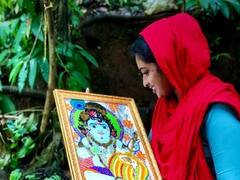 கிருஷ்ணர் படம் வரைந்து சம்பாதித்து வரும் இஸ்லாமிய பெண்! முதன் முறையாக கோயிலுக்குச் சென்று நெகிழ்ச்சி!