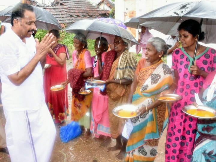 செந்தில் பாலாஜிக்கு செக் வைக்க கொட்டும் மழையில் வாக்கு சேகரித்த எம்.ஆர்.விஜயபாஸ்கர்...!