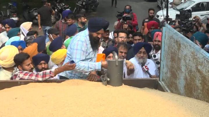 ਚੰਡੀਗੜ੍ਹ: (ਅਸ਼ਰਫ ਢੁੱਡੀ ) ਅਕਾਲੀ ਦਲ ਦੇ ਪ੍ਰਧਾਨ ਸੁਖਬੀਰ ਬਾਦਲ ਅੱਜ ਚੰਡੀਗੜ ਸਥਿਤੀ FCI ਦੇ ਦਫ਼ਤਰ ਬਾਹਰ ਪਰਦਰਸ਼ਨ ਕਰਨ ਪਹੁੰਚੇ।ਜਿਥੇ ਸੁਖਬੀਰ ਬਾਦਲ ਅਤੇ ਅਕਾਲੀ ਵਰਕਰਾਂ ਨੇ ਪੰਜਾਬ ਸਰਕਾਰ ਅਤੇ ਕੇਂਦਰ ਸਰਕਾਰ ਖਿਲਾਫ ਪਰਦਰਸ਼ਨ ਕੀਤਾ।