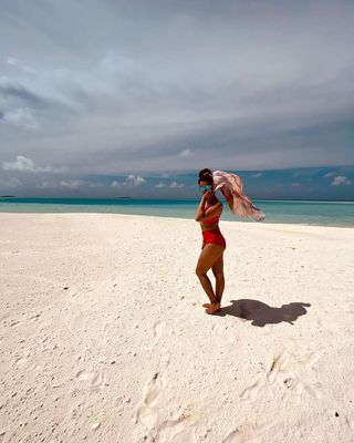 In Pics: रेड बिकिनी में समुद्र किनारे लंच एंजॉय करती नजर आईं Rubina Dilaik, तस्वीरें आपको भी कर देगी मदहोश