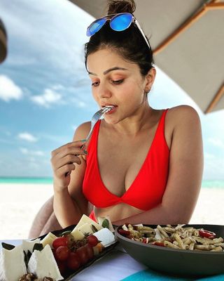 In Pics: रेड बिकिनी में समुद्र किनारे लंच एंजॉय करती नजर आईं Rubina Dilaik, तस्वीरें आपको भी कर देगी मदहोश