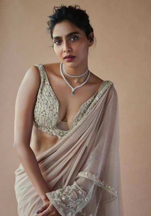 தினுசாத்தான் பாக்குற நான் வேர்க்குறேன்… இதுகூட சொகமாத்தான் இருக்கு…