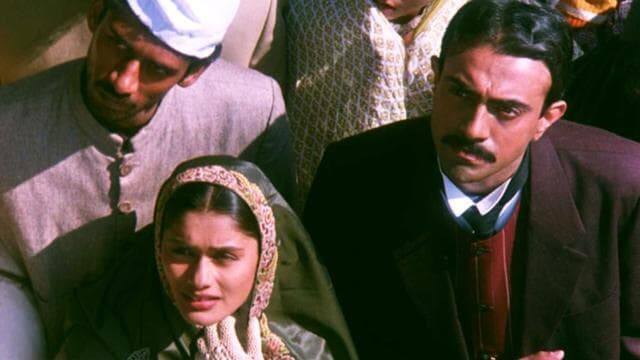 मेकिंग ऑफ द महात्मा: एक्टर रजित कपूर ने द मेकिंग ऑफ द महात्मा इन इंग्लिश और गांधी से महात्मा तक हिंदी में गांधी की भूमिका निभाई है. ये फिल्म मोहनदास करमचंद गांधी की दक्षिण अफ्रीका में एक बैरिस्टर से महात्मा बनने का सफर दिखाती है. इसमें गांधी के रूप में रजित कपूर ने शानदार अभिनय किया है.