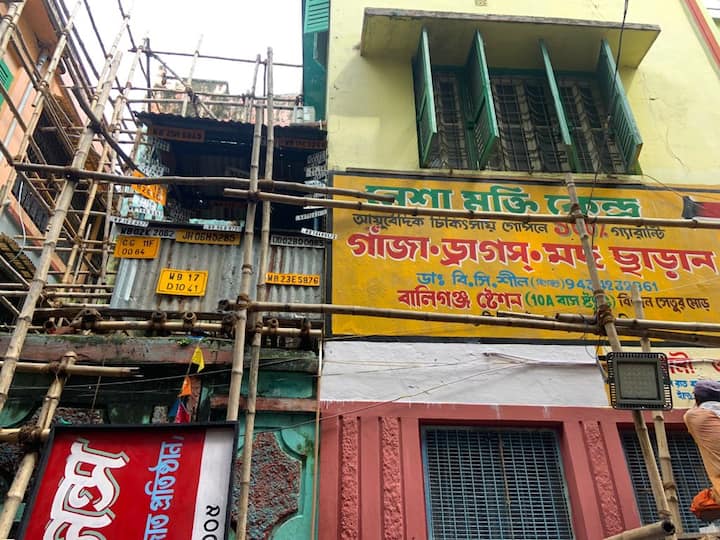 নলিন সরকার স্ট্রিটের পুজো মণ্ডপে এবার মিলবে সেই সমস্ত হাতে লেখা ব্যানার, বিখ্যাত নায়কদের কাট-আউটের দেখা।