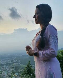 Bhagya Shree Photos: సింహాచలం ఆలయాన్ని దర్శించుకున్న అలనాటి అందాల నటి భాగ్యశ్రీ