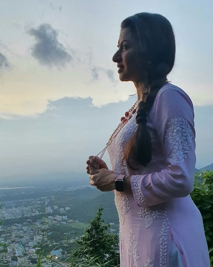 (Image credit: Instagram) ప్రేమపావురాలు సినిమాతో తెలుగు ప్రేక్షకుల ముందుకు వచ్చిన నటి భాగ్యశ్రీ.