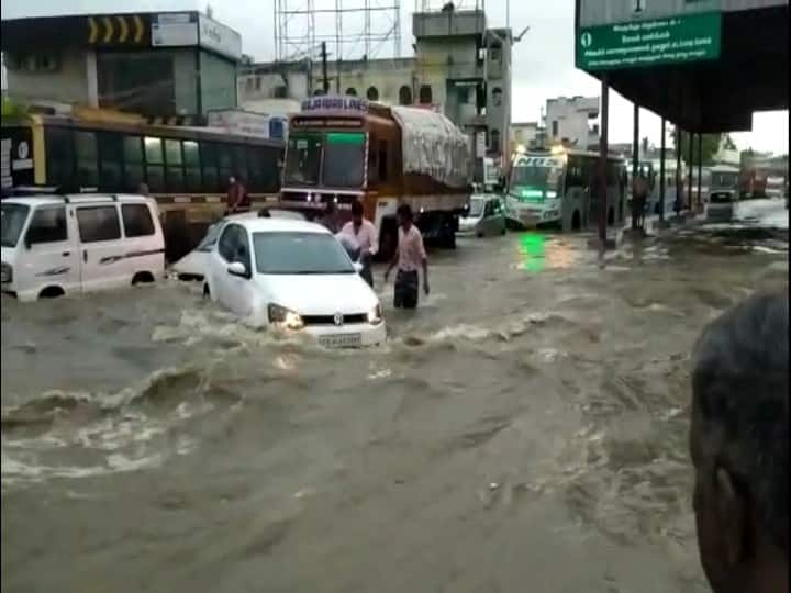 Roads closed due to heavy rains in Namakkal நாமக்கலில் கொட்டித் தீர்த்த கனமழை - சாலைகளில் வெள்ளப்பெருக்கு; போக்குவரத்து நிறுத்தம்..!