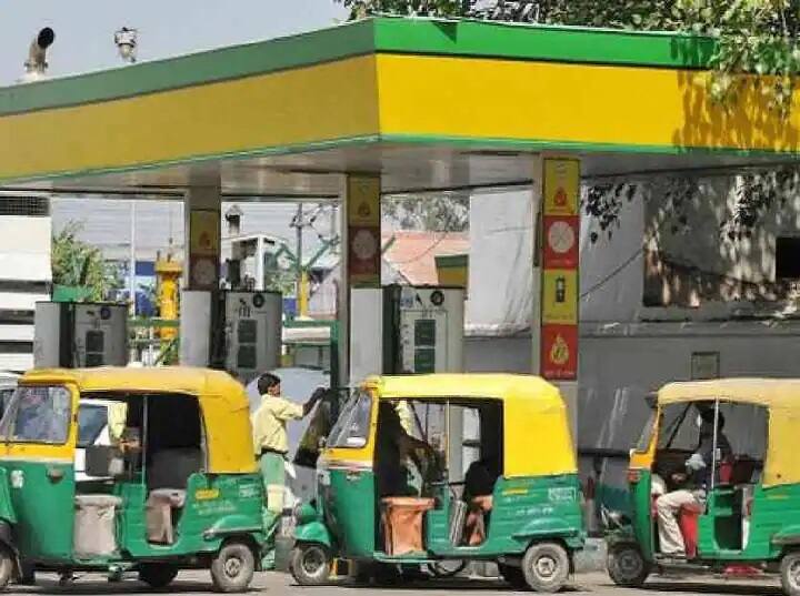 cng and png prices increased in delhi Noida ANN CNG PNG Price Hike: दिल्ली, नोएडा, गाजियाबाद में अब CNG और PNG के बढ़े दाम, जानें नई कीमत
