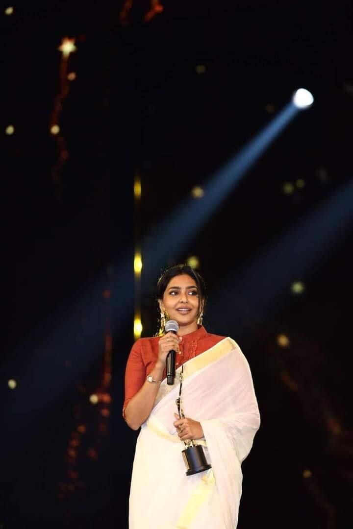 ஜில்லாவுக்கே நான் தாரேன் ட்ரீட்டு… அடி நீ பாக்குற என் கை கோக்குற…