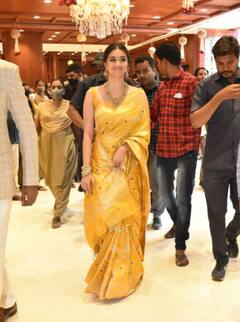 Keerthy Suresh Pics: துணிக்கடையை திறந்து வைத்த கீர்த்தி சுரேஷ்....கூடியது பெருங்கூட்டம்..!