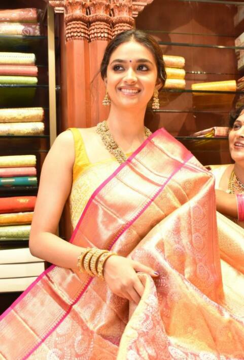 கீர்த்தி சுரேஷ் பாரம்பரிய பட்டு புடவையில் அழகாக இருந்தார்