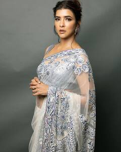 Lakshmi Manchu Photos: ఉల్లిపొరలాంటి చీరలో మంచువారమ్మాయి గ్లామర్ షో
