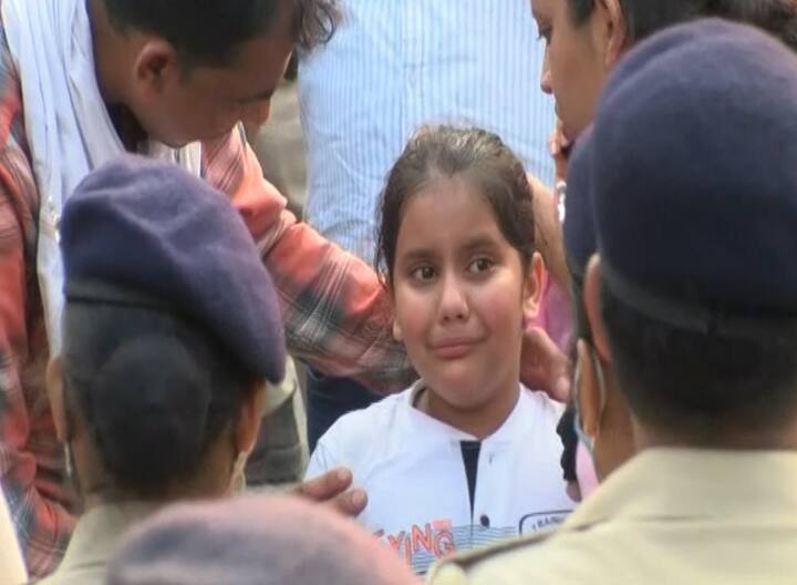 ਚੰਡੀਗੜ੍ਹ ਪੁਲਿਸ ਨੇ ਈਟੀਟੀ ਟੈਟ ਪਾਸ ਅਧਿਆਪਕਾਂ ਨੂੰ ਹਿਰਾਸਤ 'ਚ ਲੈ ਲਿਆ ਜੋ ਪੰਜਾਬ ਦੇ ਮੁੱਖ ਮੰਤਰੀ ਦੀ ਸਰਕਾਰੀ ਰਿਹਾਇਸ਼ ਦੇ ਬਾਹਰ ਪ੍ਰਦਰਸ਼ਨ ਕਰ ਰਹੇ ਸੀ।