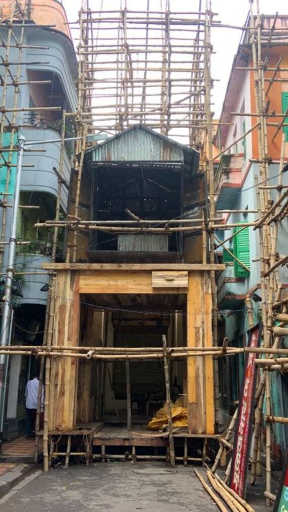 নলিন সরকার স্ট্রিটের মণ্ডপজুড়ে অনামী শিল্পীদের শ্রদ্ধার্ঘ্য