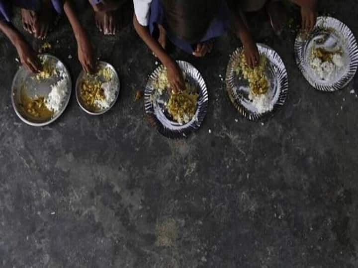 Dalit students made to sit separately for meals in Amethi school Children says beaten up மதிய உணவை சாப்பிட, தனியாக உட்காரவைக்கப்பட்ட பட்டியலின மாணவர்கள்.. தலைமையாசிரியை சஸ்பெண்ட்..