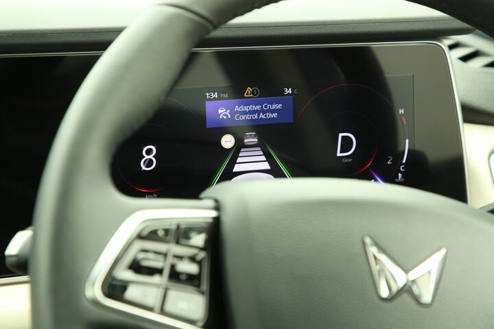 यह आपके बजट पर निर्भर करता है लेकिन महिंद्रा ने सुनिश्चित किया है कि सभी में बुनियादी सुविधाएं मिलें. एमएक्स 8 इंच की टच स्क्रीन और एक छोटे इंस्ट्रूमेंट क्लस्टर के साथ आती है, जबकि इसमें स्मार्ट डोर हैंडल और स्टीयरिंग माउंटेड कंट्रोल, पावर एडजस्टेड ओआरवीएम आदि भी मिलते हैं. हालांकि इसमें स्टील व्हील मिलते हैं. AX3 बड़े डिजिटल इंस्ट्रूमेंट क्लस्टर, वायरलेस स्मार्टफोन कनेक्टिविटी, कनेक्टेड टेक, अमेज़न एलेक्सा बिल्ट-इन, 6 स्पीकर ऑडियो सिस्टम और व्हील कवर के साथ 17 इंच के एलॉय व्हील मिलते हैं. AX5 में पैनोरमिक सनरूफ, 17-इंच अलॉय, एलईडी लैंप, कर्टेन एयरबैग और कॉर्नरिंग लैंप जैसे फीचर्स मिलते हैं.