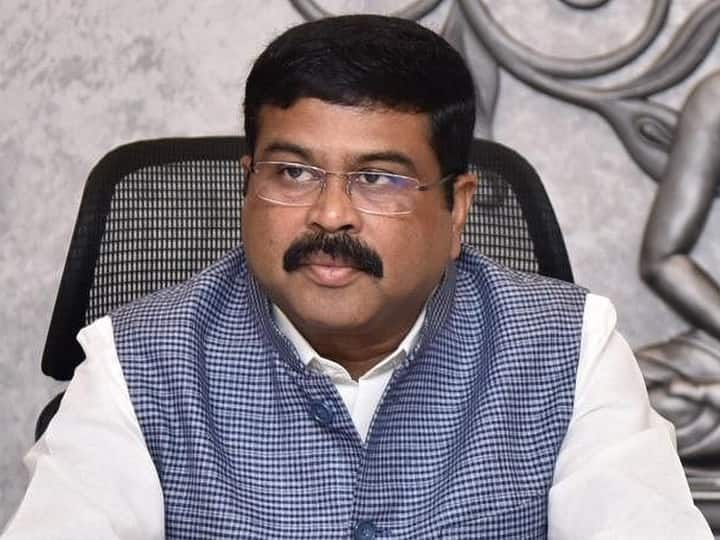 Language Row in India Education Minister Dharmendra Pradhan says Political misinformation no saffronisation in NEP Language Row: देश में चल रहे भाषा विवाद के बीच बोले शिक्षा मंत्री - 'क्या भारत की मातृभाषाओं में पढ़ाई को बढ़ावा देना भगवाकरण है?'