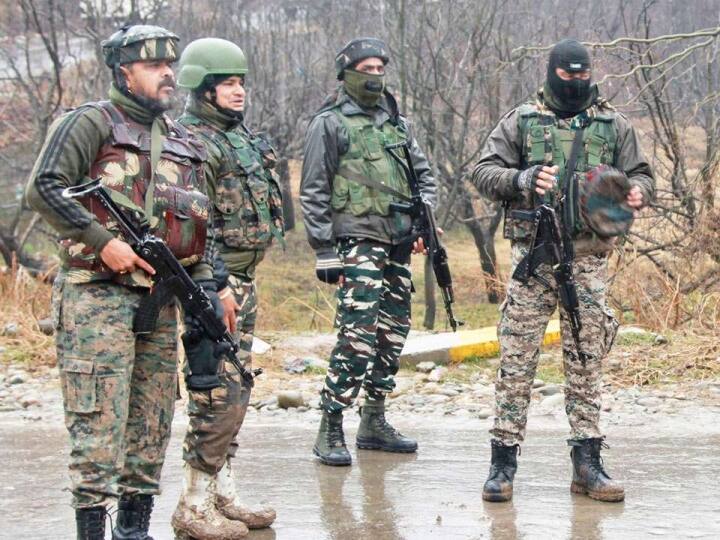 encounter between security forces and terrorists in Shopian in J&K, one terrorist killed जम्मू कश्मीर के शोपियां में सुरक्षाबलों ने एक आतंकी को किया ढेर, सर्च ऑपरेशन जारी