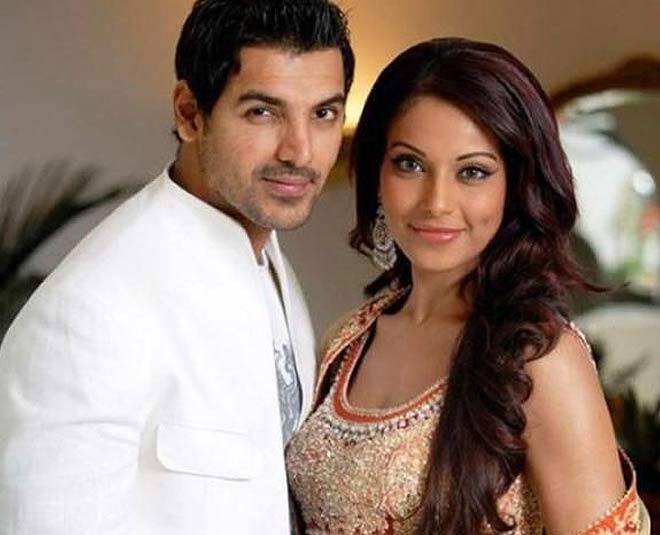 John Abraham-Bipasha Basu: बिपाशा बसु और जॉन अब्राहम भी कभी साथ जीने मरने की कसमें खाते थे. लेकिन साल 2014 में जॉन ने नए साल पर अपने फैंस को बधाई देते हुए सोशल मीडिया पर लिखा, 'नया साल आपकी जिंदगी में खुशियां लाए, लव जॉन और प्रिया'. इस ट्वीट के बाद लोगों को पता चला कि अब जॉन की जिंदगी में बिपाशा की जगह नहीं है.