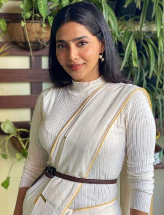 த்து ஓரக்கண்ணில் நான் உன்ன பாத்தேன்… ஹே… நேத்து ஜாடை செஞ்சு நீ என்ன பாத்த