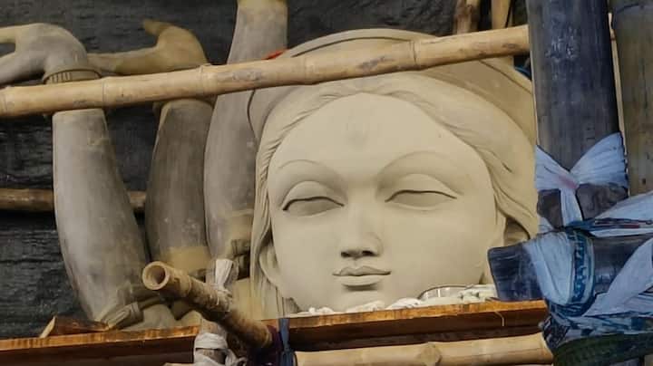 উল্লেখ্য করোনাকালের জেরে রাজ্যে জারি বিধিনিষেধের মেয়াদ আরও একমাস বাড়ানো হলেও পুজোর দিনগুলোর জন্য রাশ আলগা করা হল নৈশ নিয়ন্ত্রণে। রাজ্য সরকারের পক্ষ থেকে বিজ্ঞপ্তি জারি করে জানিয়ে দেওয়া হয়েছে, আগামী ৩০ অক্টোবর পর্যন্ত গোটা রাজ্যে কোভিড নিয়ন্ত্রণে জারি বিধিনিষেধ জারি থাকবে।