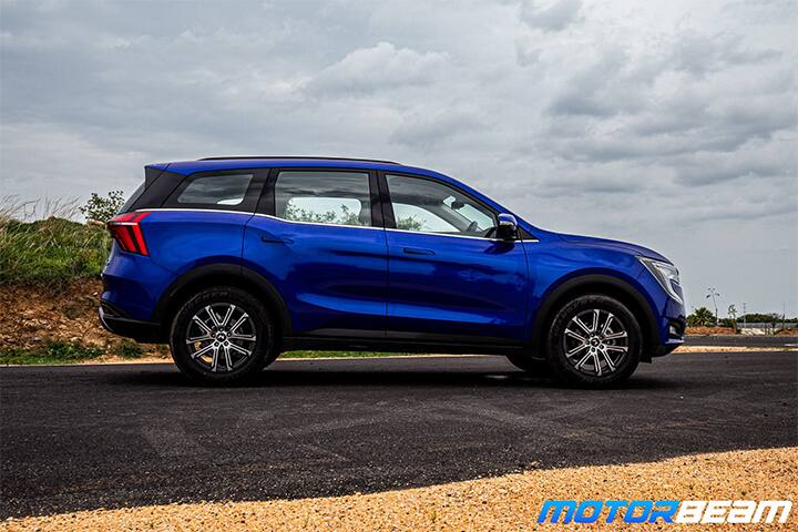 ड्रायव्हरच्या समोर असलेला ट्वीन डिस्प्ले हा एचडी स्क्रीन आणि एड्रोनोएक्स इंफोमॅटिक युक्त असा आहे. Alexa आणि AI म्हणजे आर्टिफिशियल इंटेलिजन्सने युक्त असलेली ही भारतातील पहिली कार आहे.   (photo tweeted by @MotorBeam)