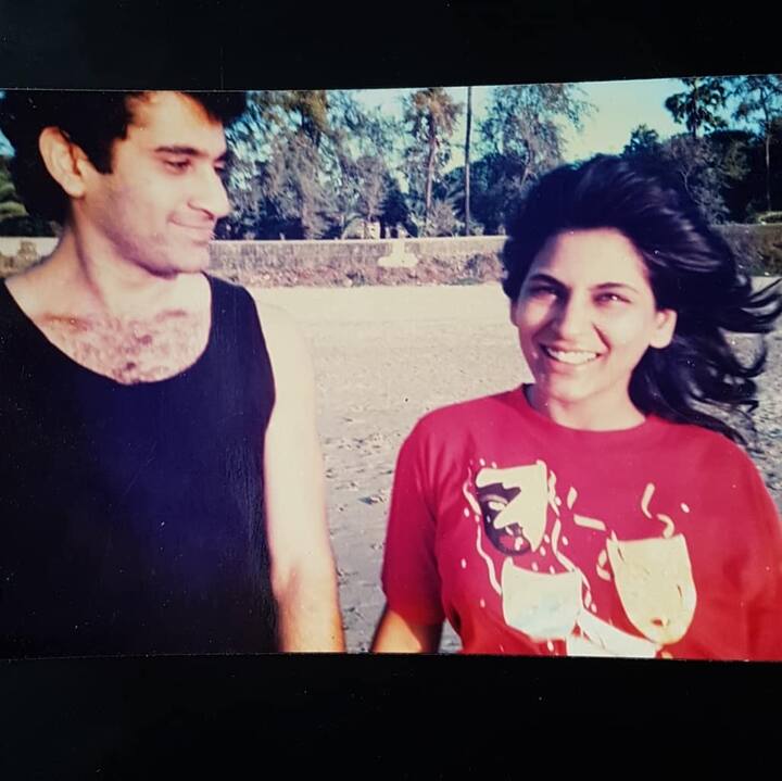 अर्चना और परमीत पहली बार एक पार्टी में मिले थे. अर्चना एक मैग्ज़ीन पढ़ रही थी और परमीत ने बिना किसी 'एक्सक्यूज़ मी' के मैंग्जीन उनके हाथ से खींच ली, जो अर्चना को पसंद नहीं आया. लेकिन, परमीत ने तुरंत 'सॉरी' कह दिया जिसके बाद अर्चना सहज हो गईं. बस यहीं से दोनों की मुलाकातों का सिलसिला शुरू हो गया और दोनों ने डेटिंग शुरू कर दी.