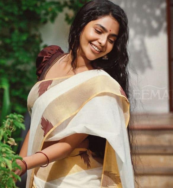 இப்போ வுட்டுரிச்சே அல்லு… இன்னும் கொஞ்சம் பக்கம் வந்து நில்லு…