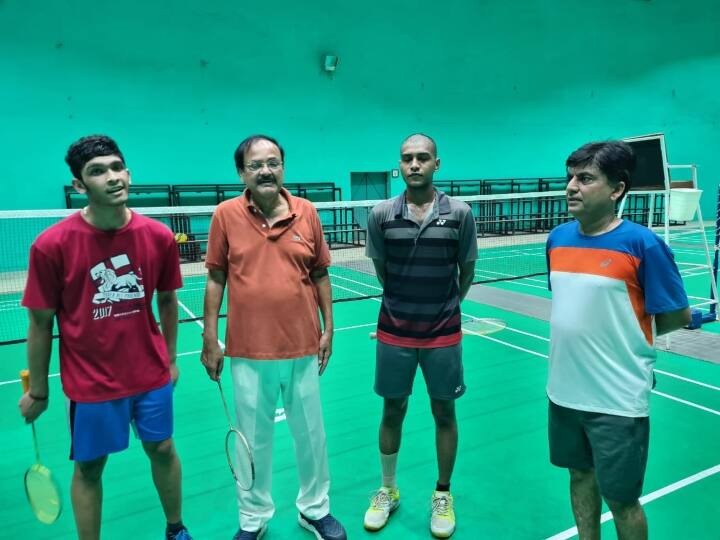 Vice President Venkaiah Naidu beat Rajasthan s Energy Minister and young collector in badminton match ANN 71 की उम्र में उपराष्ट्रपति नायडू ने दिखाया युवाओं जैसा जोश, राजस्थान के ऊर्जा मंत्री और एक कलेक्टर को बैडमिंटन में दी मात