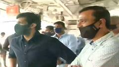 Amit Thackeray यांचा खड्डे पाहणीसाठी कल्याण दौरा, लोकलनं प्रवास, टीका करत म्हणाले...