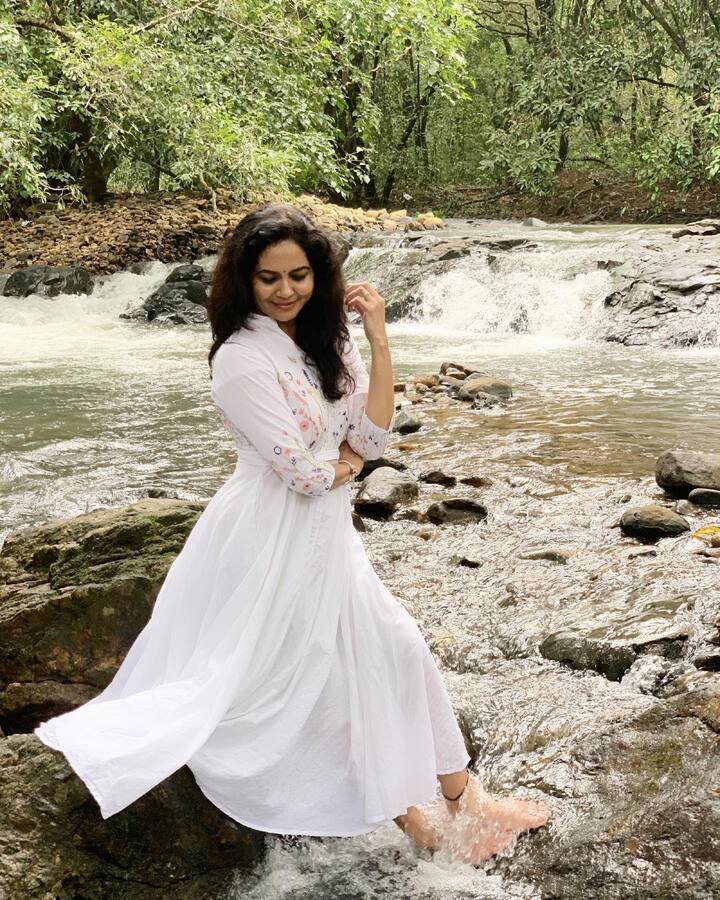 (Photo Courtesy: Instagram) ఈ ఫోటోలు చూసిన నెటిజన్లు రకరకాల కామెంట్స్ చేస్తున్నారు.