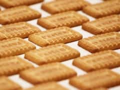 अजब-गजब: बिहार में बेटों के साथ अनहोनी ना हो जाए इसलिए ‘स्पेशल बिस्किट’ खिला रहे, दुकानों पर लगी भीड़