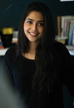 Aishwarya lekshmi | அழகே ஐஸ்வர்யா..! ஜகமே தந்திரம் நாயகியின் அசத்தலான க்ளிக்ஸ்!