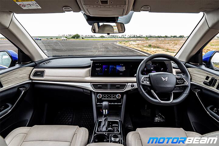 पहिल्या 25 हजार Mahindra XUV700 AX7 टॉप-अॅन्ड मायनस पॅक कारची किंमत ही 20 लाखांच्या आत असेल. ही किंमत केवळ पहिल्या 25 हजार कार्स साठीच आहे. (photo tweeted by @MotorBeam)