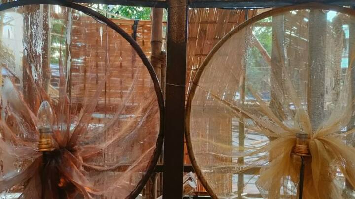 পাশাপাশি এও জানানো হয়েছে, আগামী ১০ থেকে ২০ অক্টোবর নৈশ নিয়ন্ত্রণ আগলা করা হচ্ছে। উৎসবের মরশুমের কথা মাথায় রেখে জনসাধারণ ও গাড়িঘোড়ার রাত ১১ টা থেকে ভোর ৫টা পর্যন্ত বাইরে বোরনোর ক্ষেত্রে কোনও নিষেধাজ্ঞা জারি থাকবে না। অর্থাৎ মহাপঞ্চমী থেকে লক্ষ্মী পুজো পর্যন্ত রাজ্যে নৈশকালীন নিষেধাজ্ঞা বহাল থাকবে না।