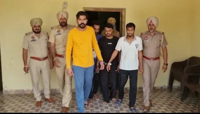 Moga police arrested four C category gangsters with illicit ammunition and heroin ਮੋਗਾ ਪੁਲਿਸ ਵੱਲੋਂ C ਕੈਟਾਗਰੀ ਦੇ ਚਾਰ ਗੈਂਗਸਟਰ ਨਾਜਾਇਜ਼ ਅਸਲੇ ਅਤੇ ਹੈਰਇਨ ਸਮੇਤ ਕਾਬੂ