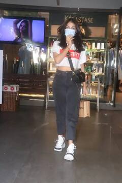 Rhea Chakraborty: বিগ বস-এ এন্ট্রির আগে স্যালোঁ-র বাইরে স্টাইলিস রিয়া চক্রবর্তী, নজর কাড়ল টি শার্টের ক্যাপশন