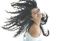 Anupama Parameswaran Photos: వారెవ్వా అనుపమ... అందమంతా అలల్లా ఎగిరే నీ కురుల్లోనే