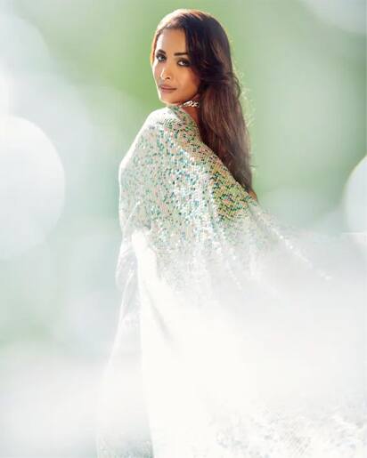 कॉकटेल पार्टी पासून सण उत्सवामध्ये, मनीष मल्होत्राच्या साड्या भरपूर पॉपुलर आहेत आणि बी-टाउनच्या अभिनेत्रीही याला अपवाद नाहीत