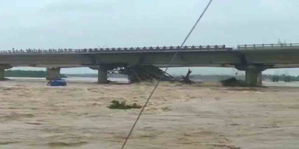 Birbhum West Burdwan Construction Bridge flown away by ajay river water অজয়ের তোড়ে ভাসল পশ্চিম বর্ধমান-বীরভূমের ইলামবাজারের সংযোগকারী নির্মীয়মাণ সেতু