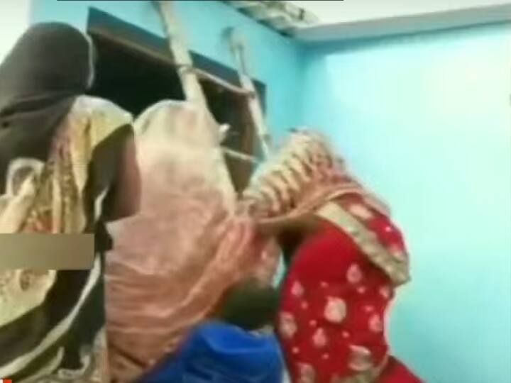viral on social media angry bride sitting on the house as no one came to take Aarti ‛இதெல்லாம் ஒரு குடும்பமா...’ ஆரத்தி எடுக்காத மாமியார்... ஆத்திரத்தில் குடிசையில் ஏறி கும்மியடித்த மணப்பெண்!