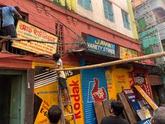 Durga Puja Preparation: নলিন সরকার স্ট্রিটের মণ্ডপজুড়ে এবার হাতে লেখা ব্যানার, অনামী শিল্পীদের শ্রদ্ধার্ঘ্য