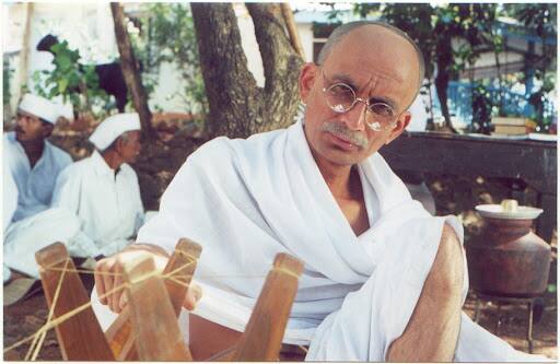 बाबासाहेब अम्बेडकर : ये वो पहली फिल्म थी जिसमें गांधी को नकारात्मक दिखाया गया था. मोहन गोखले ने फिल्म में गांधी का किरदार निभाया है. इसमें दिखाया गया है कि कैसे गांधी ने अपनी असहयोग नीति और उपवास की रणनीतियों का इस्तेमाल किया. दक्षिण अभिनेता ममूथी ने फिल्म में अम्बेडकर की भूमिका निभाई है और अपने प्रदर्शन के लिए उन्होंने नेशनल अवार्ड जीता था.