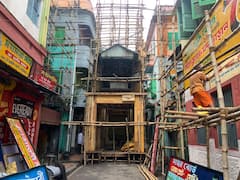 Durga Puja Preparation: নলিন সরকার স্ট্রিটের মণ্ডপজুড়ে এবার হাতে লেখা ব্যানার, অনামী শিল্পীদের শ্রদ্ধার্ঘ্য