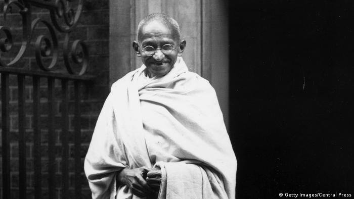 वीर सावरकर, लीजेंड ऑफ भगत सिंह, नेताजी सुभाष चंद्र बोस: ये कुछ ऐसी फिल्में हैं जिनमें गांधी का मुख्य किरदार नहीं था. इन सभी में सुरेंद्र राजन ने गांधी की भूमिका निभाई थी. दिलचस्प बात ये है कि सभी फिल्मों में गांधी की नकारात्मक भूमिका दिखाई गई है.