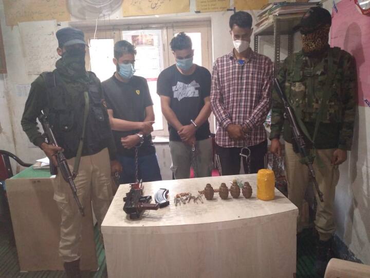Jammu Kashmir News: कुलगाम से तीन लोग गिरफ्तार, भारी मात्रा में हथियार और गोला-बारूद बरामद