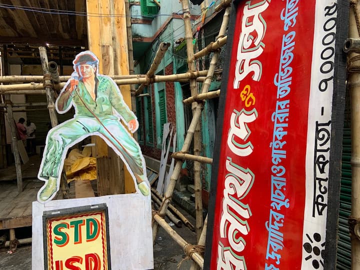 শহরজুড়ে এখন হাতে লেখা ব্যানারের তেমন আর দেখা মেলে না।