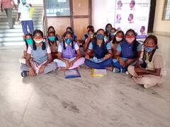 ’பள்ளிக்கு சென்று வர பேருந்து வசதி வேண்டும்’- ஆட்சியர் அலுவலகத்தில் மனு அளிக்க வந்த மாணவிகள்